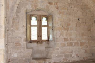 fenêtre avec deux banquette de pierre